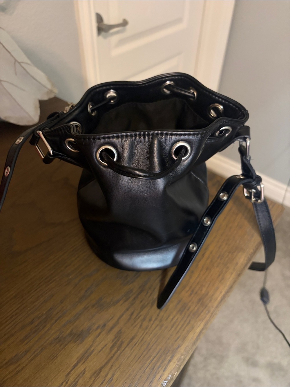NWOT Forever 21 Black Drawstring Bucket Crossbody with Front Zip Pocket - Picture 4 of 7